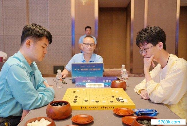 业余围棋“四大天王”之一的马天放8段（左）在比赛中。 中国围棋协会供图