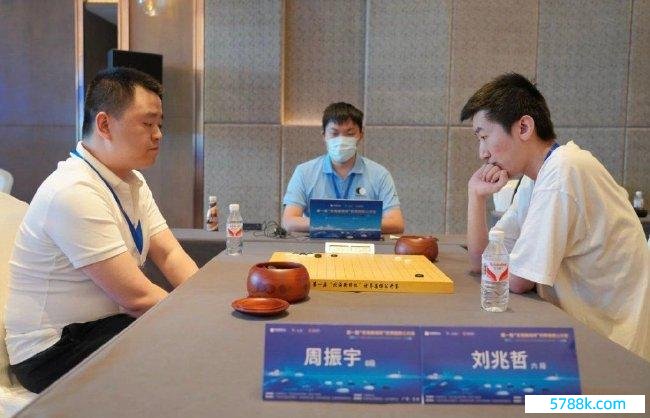 周振宇8段（左）成为惟一晋级本赛的业余棋手。 中国围棋协会供图