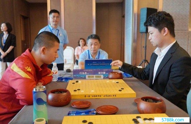 14岁的行泓丞7段（左）预选赛第2轮不敌谢尔豪九段。 中国围棋协会供图